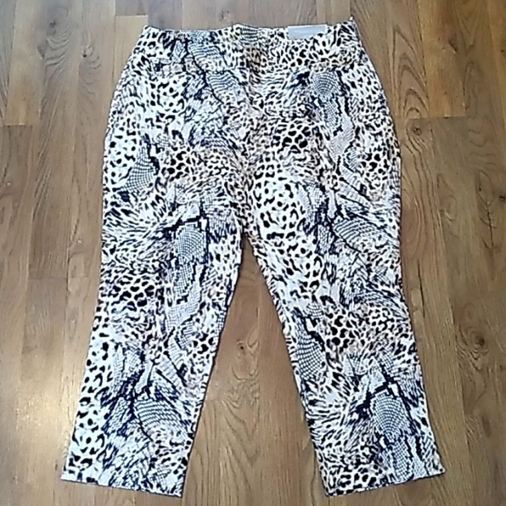 Chico's So Slimming Cheetah Print Stretch Capri's. Size 2p (Size 12)
